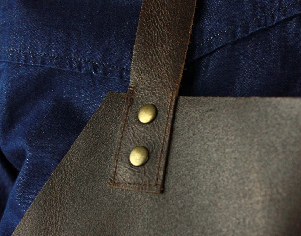 chestnut-leather-cross-back-bib-apron-detail-1 Chest leather cross back bib apron details